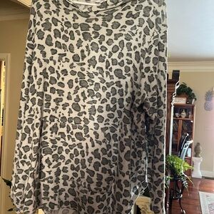 Chic Leopard Print Hoodie in Gray